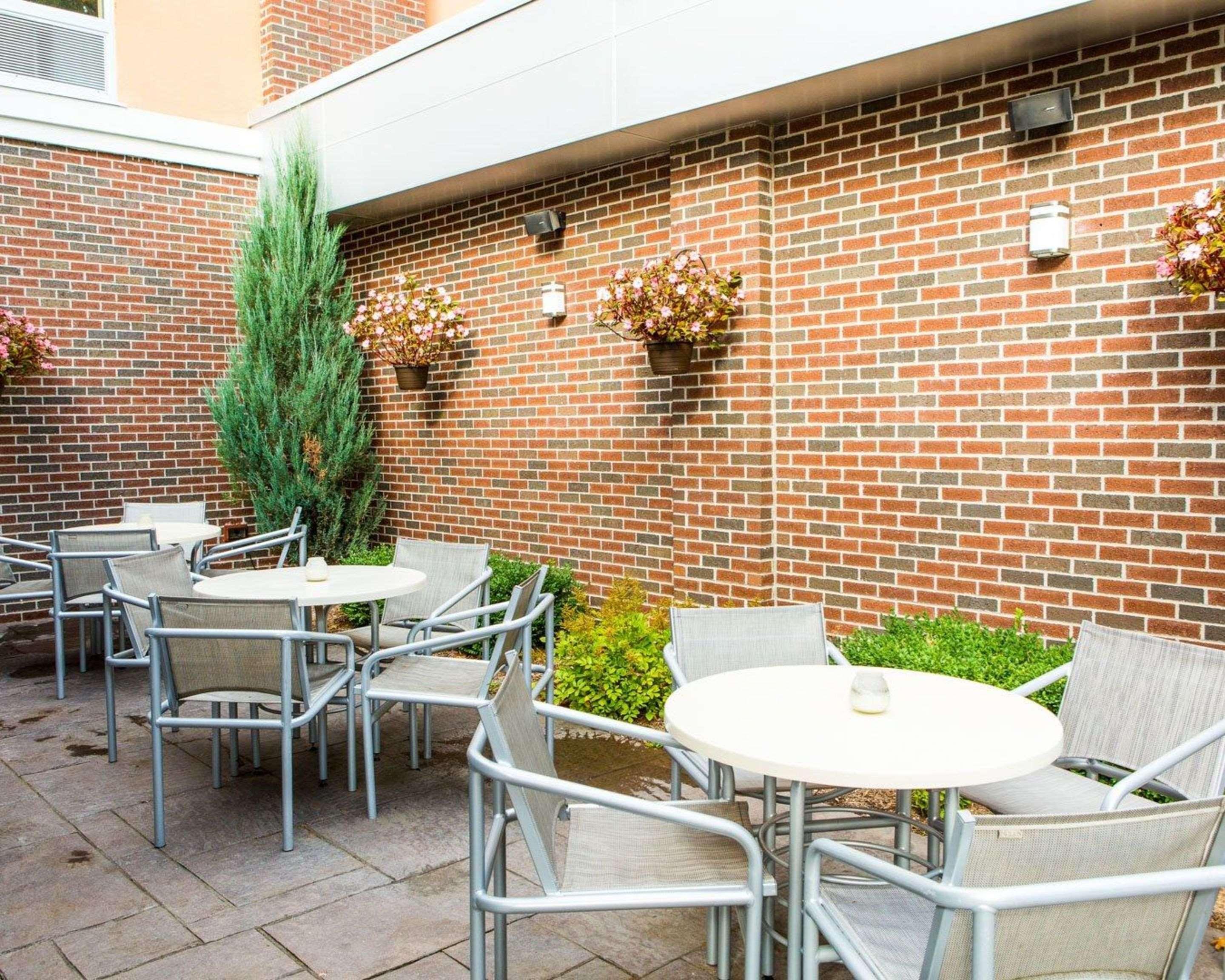 Cambria Hotel Traverse City Exterior foto
